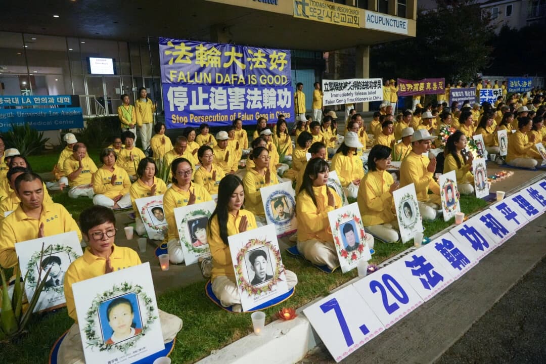 Practicantes de Falun Gong celebran una vigilia conmemorativa con velas frente al Consulado chino en Los Ángeles, el 19 de julio de 2025, para pedir el fin de la persecución de Falun Gong en China. (Alex Lee/The Epoch Times)