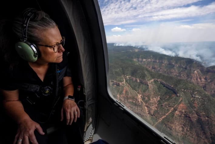 La gobernadora de Arizona, Katie Hobbs, observa desde la ventana de un helicóptero durante su recorrido aéreo sobre los daños causados por los incendios forestales en el borde norte del Gran Cañón, en Arizona, el 19 de julio de 2025. (Joe Rondone/The Arizona Republic vía AP, Pool)