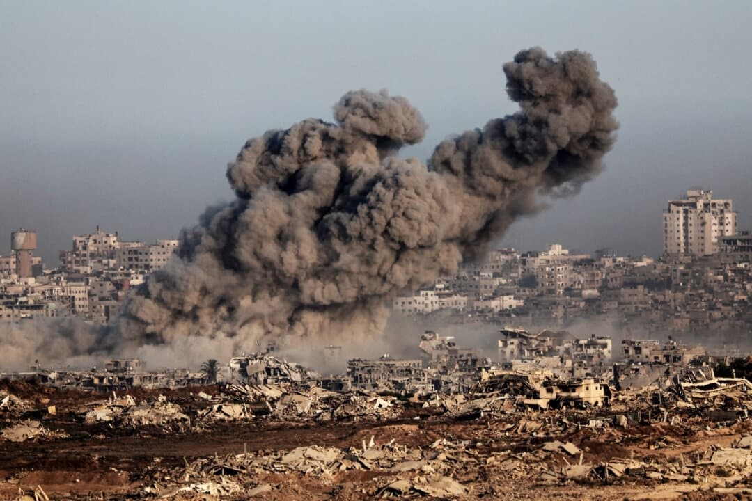 La frontera de Israel con la Franja de Gaza durante un ataque israelí el 17 de julio de 2025. (Jack Guez/AFP)

