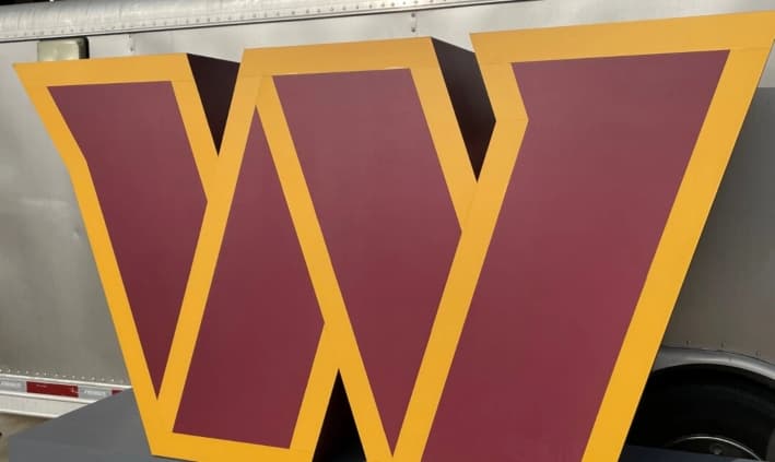 El nuevo logotipo de los Washington Commanders de la Liga Nacional de Fútbol Americano se ve después de una conferencia de prensa para anunciar el nuevo nombre del equipo en el FedEx Field, en Landover, Maryland, el 2 de febrero de 2022. (David Grip/Reuters)