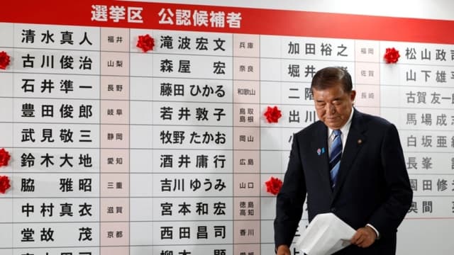 El primer ministro japonés y presidente del Partido Liberal Democrático (PLD), Shigeru Ishiba, camina frente a un cartel con rosas de papel rojo que muestran a los candidatos elegidos en Tokio, Japón, el 20 de julio de 2025. (Franck Robichon/Pool vía Reuters)