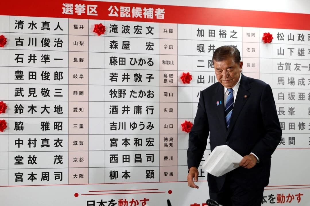 El primer ministro japonés y presidente del Partido Liberal Democrático (PLD), Shigeru Ishiba, camina frente a un cartel con rosas de papel rojo que muestran a los candidatos elegidos en Tokio, Japón, el 20 de julio de 2025. (Franck Robichon/Pool vía Reuters)