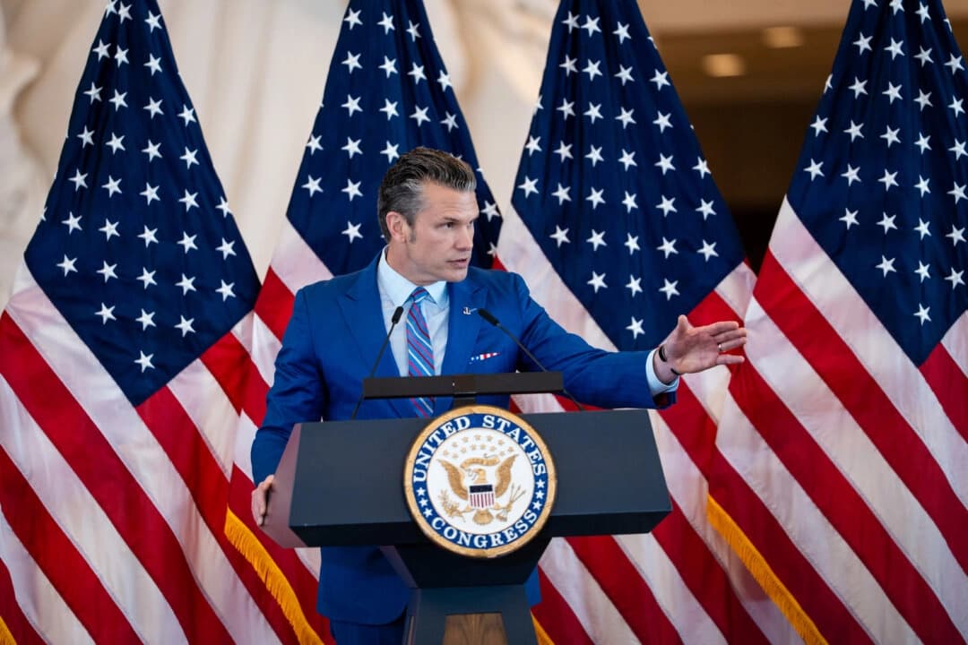 El secretario de Defensa, Pete Hegseth, habla durante la ceremonia de entrega de medallas de oro a los Rangers del Ejército de los Estados Unidos de la Segunda Guerra Mundial en el Salón de la Emancipación del edificio del Capitolio de los Estados Unidos en Washington, el 26 de junio de 2025. (Madalina Kilroy/The Epoch Times)
