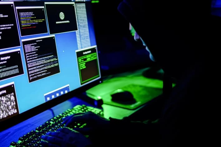 En esta ilustración fotográfica, un hacker escribe en un teclado de computadora, el 13 de mayo de 2025. (Anna Varavva/The Epoch Times)