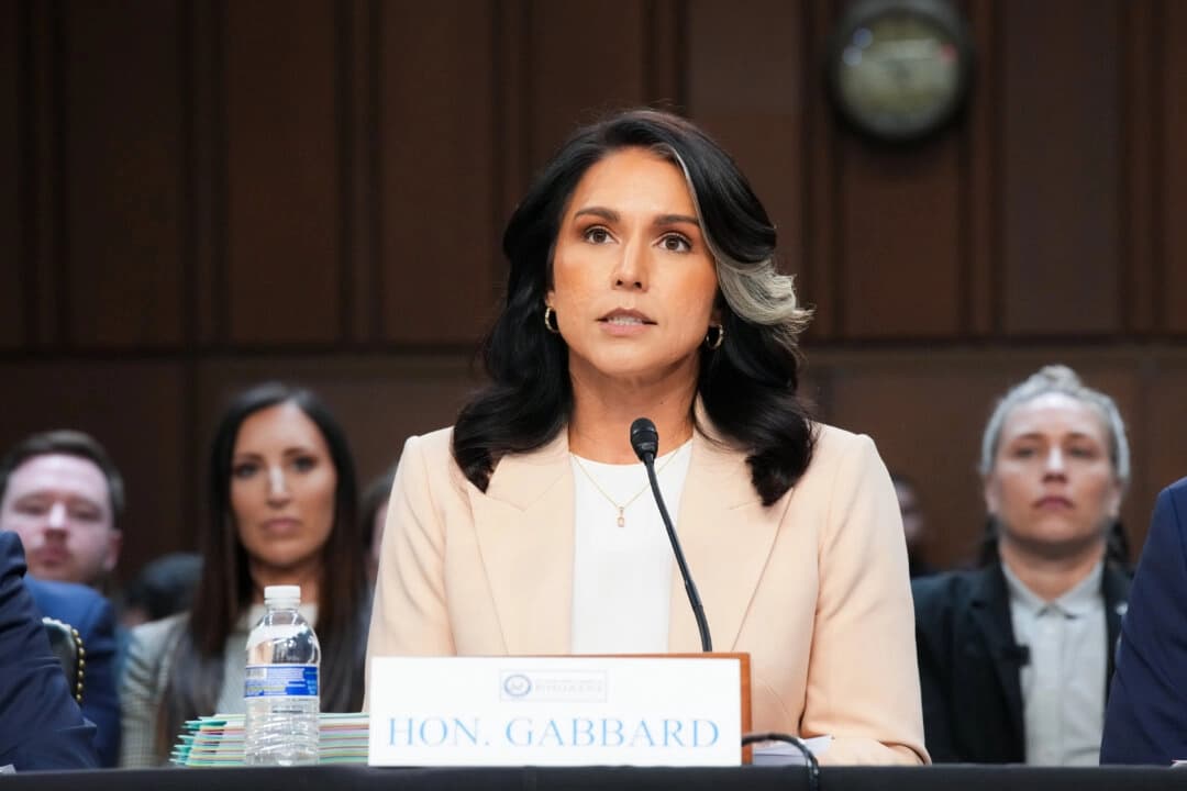 La directora de Inteligencia Nacional, Tulsi Gabbard, comparece durante una audiencia del Comité de Inteligencia del Senado en Washington, D.C., el 25 de marzo de 2025. (Andrew Harnik/Getty Images).