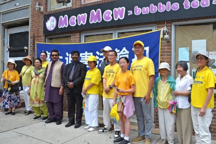 Una manifestación conmemorativa del 26.º aniversario de la persecución a Falun Gong por parte del Partido Comunista Chino se celebró en el barrio chino de Filadelfia el 20 de julio de 2025. Aaron Bashir (6.º por la izq.), director legislativo del senador Doug Mastriano por Pensilvania, se unió a la manifestación para mostrar su apoyo. (Frank Liang/The Epoch Times)