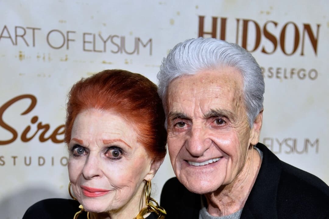 Carole Cook y Tom Troupe en Hudson Jeans Presents The Art of Elysium's Genesis, celebrado en Siren Cube el 20 de septiembre de 2013 en Los Ángeles para homenajear a artistas emergentes. (Frazer Harrison/Getty Images para Art of Elysium)
