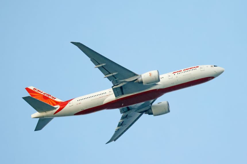 Un avión de Air India sobrevuela el parque Nickerson Beach el 4 de septiembre de 2023 en Lido Beach, Nueva York. (Bruce Bennett/Getty Images)