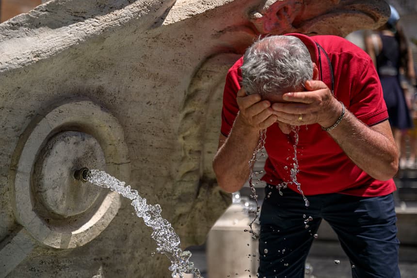 Un hombre se refresca en la fuente de Barcaccia durante una ola de calor con temperaturas que alcanzan los 40 grados, en la Piazza di Spagna, el 1 de julio de 2025 en Roma, Italia. (Antonio Masiello/Getty Images)