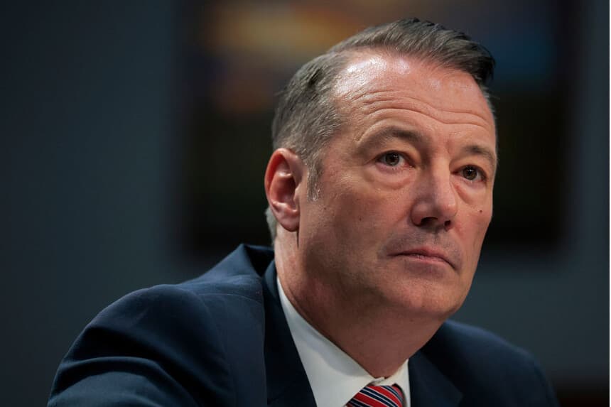 El director interino del Servicio de Inmigración y Control de Aduanas de Estados Unidos (ICE), Todd Lyons, testifica durante una audiencia ante el Comité de Asignaciones de la Cámara de Representantes en el Capitolio, el 14 de mayo de 2025, en Washington, D.C. (Anna Moneymaker/Getty Images)