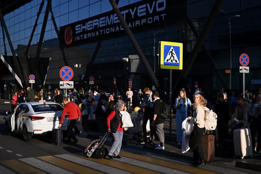 Pasajeros esperan sus taxis en el Aeropuerto Internacional Sheremétievo de Moscú (Rusia) el 14 de septiembre de 2023. (Natalia Kolesnikova/Getty Images)