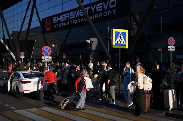 Cancelan más de 110 vuelos en un día en Moscú y San Petersburgo por ataques de drones