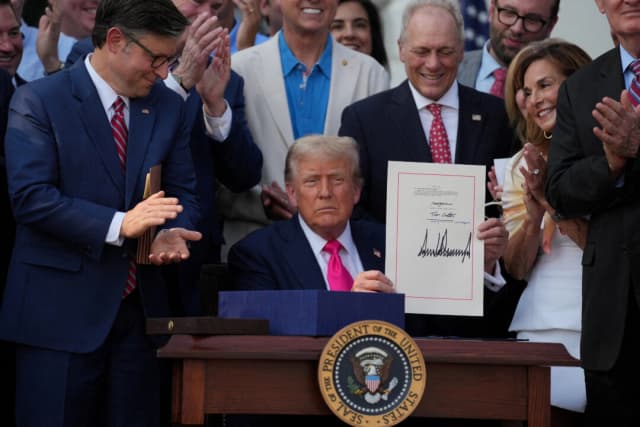 El presidente Donald Trump presenta el "Gran y Hermoso Proyecto de Ley", después de firmarla, en la Casa Blanca el 4 de julio de 2025. (Leah Millis/Reuters)
