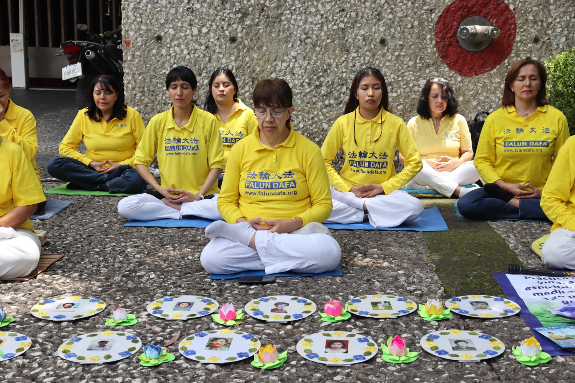 Manifestantes en Méico piden termine la persecución a Falun Dafa en China frente a la embajada de China en la CDMX, México, 20 de julio de 2025. (The Epoch Times)