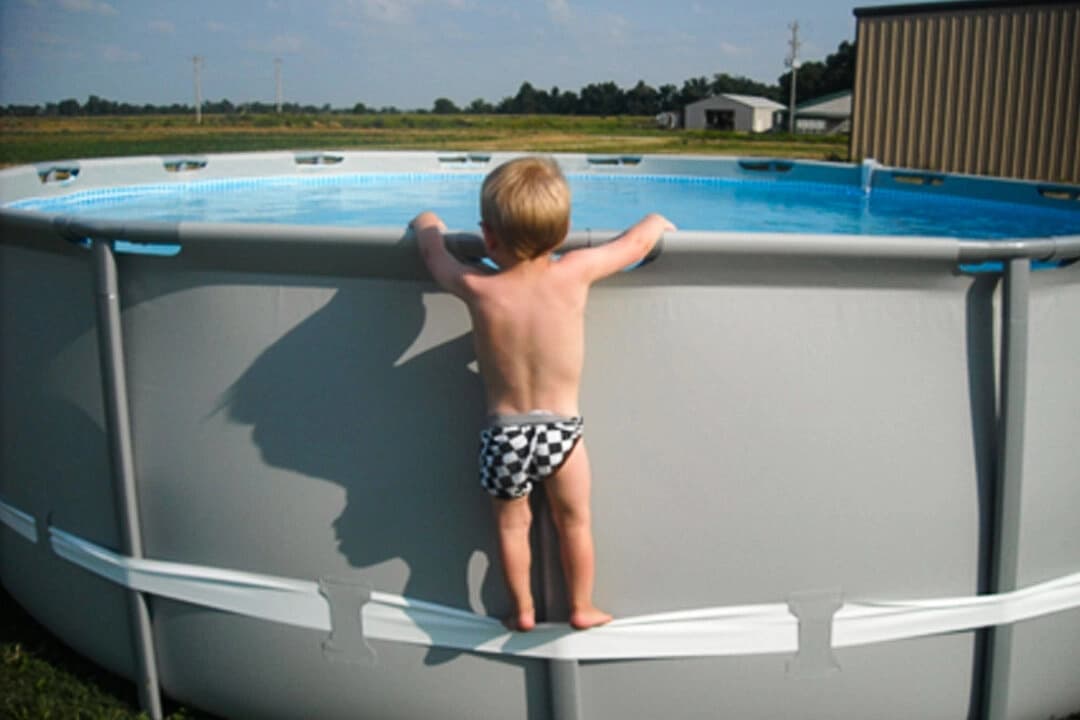 Un niño usa la correa de compresión para subir a la piscina, lo que ilustra el peligro que conlleva. (Comisión de Seguridad de Productos del Consumidor)
