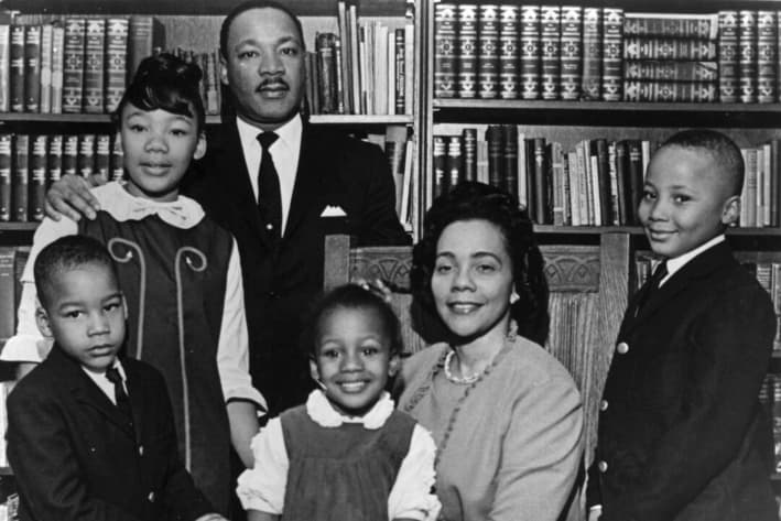 Esta foto de archivo de 1966 es el último retrato oficial de la familia King, realizado en el estudio de la Iglesia Bautista Ebenezer de Atlanta. Son Dexter King (izq.), Yolanda King (segunda izq.), Martin Luther King Jr. (tercero izq.), Bernice King (tercera der.), Coretta Scott King (segunda der.) y Martin Luther King III (der.). (Atlanta Journal-Constitution vía AP)