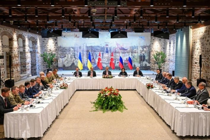 Delegaciones rusa y ucraniana asisten a conversaciones en el Palacio de Dolmabahçe en Estambul, Turquía, el 16 de mayo de 2025. (Ramil Sitdikov, foto de grupo de Sputnik vía AP)