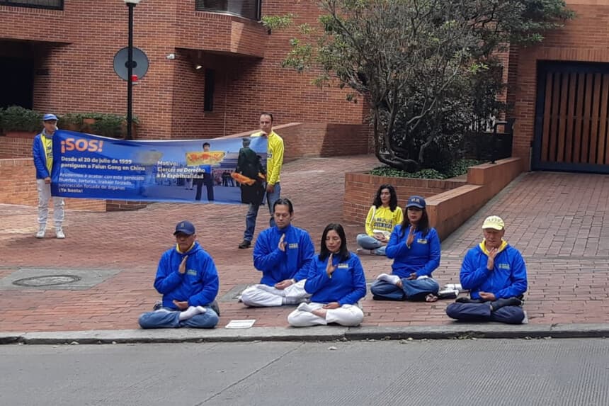 Practicantes de Falun Dafa de Colombia hacen una manifestación pacífica frente a la embajada china, pidiendo que termine la persecución a Falun Dafa en China, el 20 de julio de 2025, en Bogotá, Colombia. (The Epoch Times)