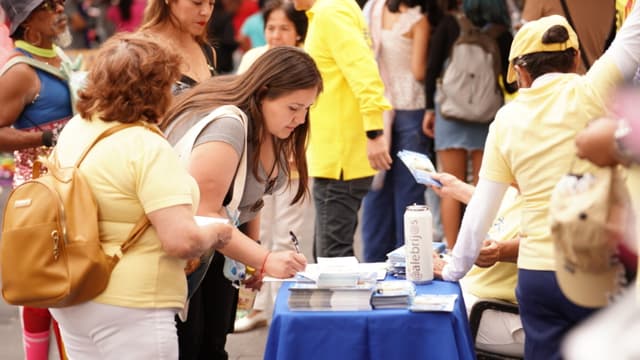 Manifestantes en Méico piden termine la persecución a Falun Dafa en China frente a la embajada de China en la CDMX, México, 20 de julio de 2025. (The Epoch Times)