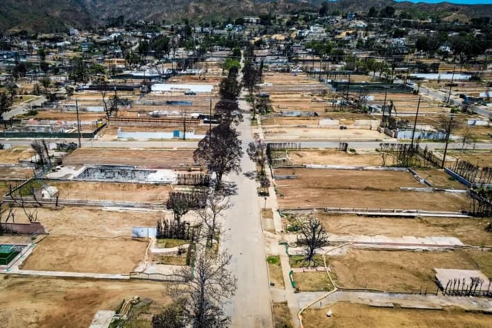 Los límites de las propiedades de las viviendas quemadas durante el incendio de Palisades en el barrio de Pacific Palisades de Los Ángeles, el 9 de junio de 2025. El Departamento de Silvicultura y Protección contra Incendios de California informó que 6662 estructuras se perdieron y 890 resultaron dañadas en el incendio de Palisades. (John Fredricks/The Epoch Times)