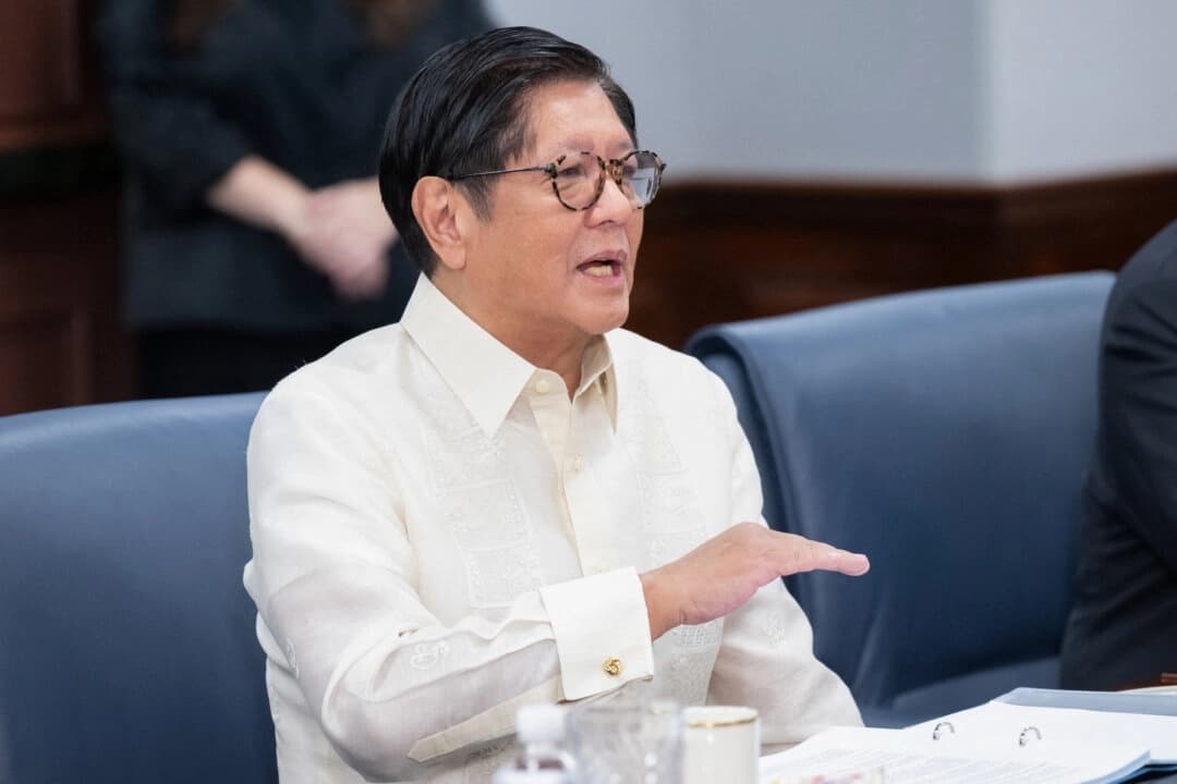 El presidente de Filipinas, Ferdinand Marcos, habla durante una reunión con el secretario de Defensa de Estados Unidos, Pete Hegseth, en el Pentágono, en Washington D. C., el 21 de julio de 2025. (Saul Loeb/AFP)
