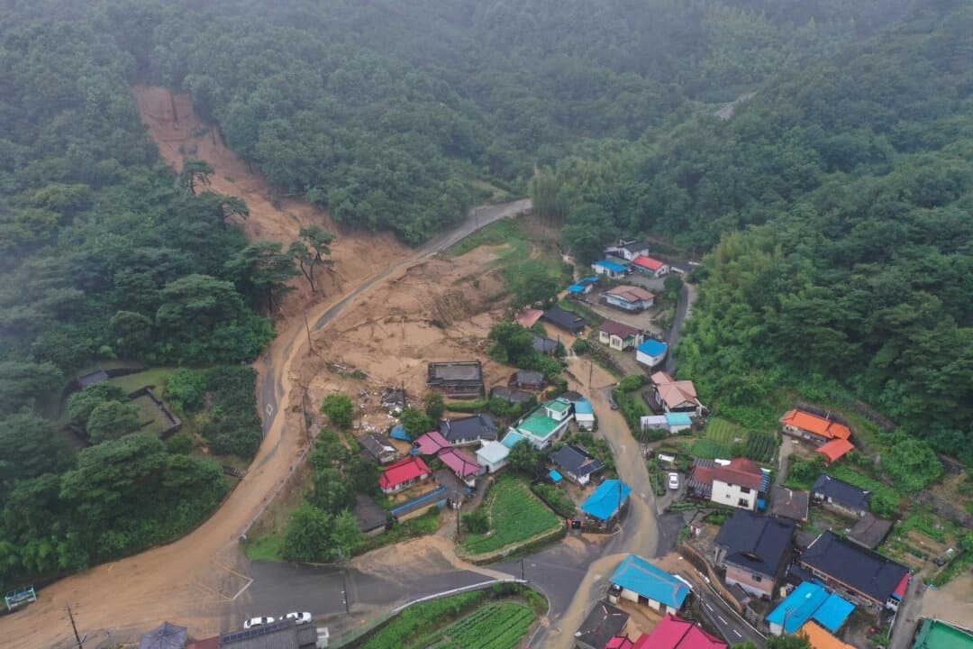Una vista muestra una zona afectada por un deslizamiento de tierra causado por las lluvias torrenciales, en Sancheong, Corea del Sur, el 19 de julio de 2025. (Yonhap vía Reuters)
