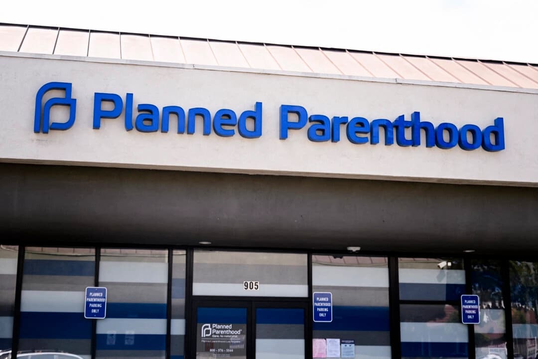 Cartel de Planned Parenthood fuera de una clínica de salud en Inglewood, California, el 16 de mayo de 2023. (Patrick T. Fallon/AFP a través de Getty Images).
