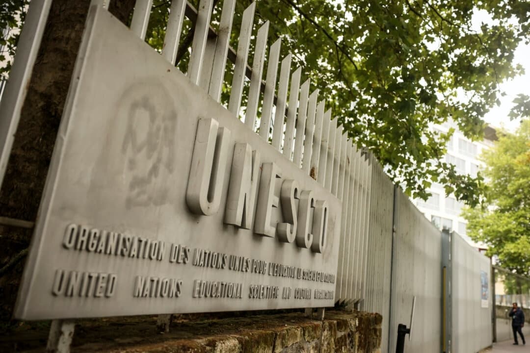Un hombre entra en la sede de la UNESCO en París, Francia, el 22 de julio de 2025. (Thomas Padilla/AP Photo)
