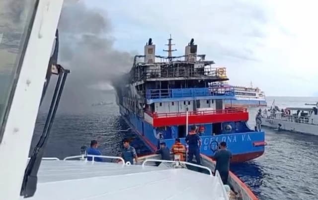 Un barco de rescate se acerca al barco de pasajeros KM Barcelona después de que se incendiara en las aguas de la isla Talise, en el norte de Sulawesi, Indonesia, el domingo 20 de julio de 2025. (BASARNAS vía AP)