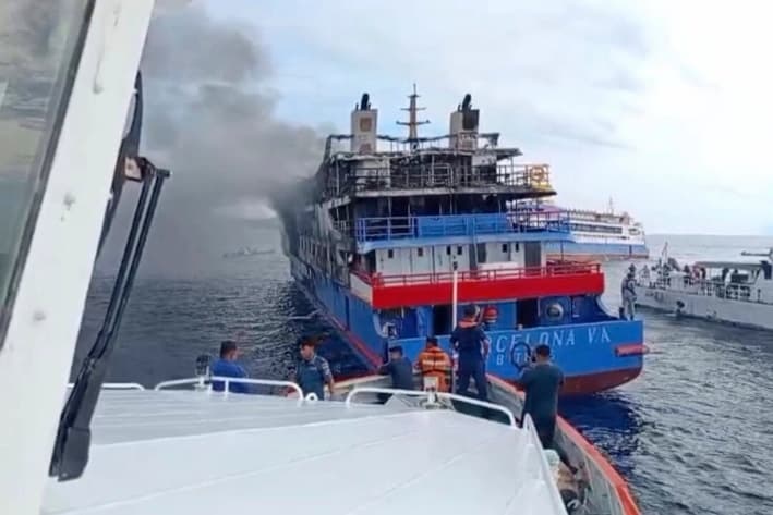 Un barco de rescate se acerca al barco de pasajeros KM Barcelona después de que se incendiara en las aguas de la isla Talise, en el norte de Sulawesi, Indonesia, el domingo 20 de julio de 2025. (BASARNAS vía AP)