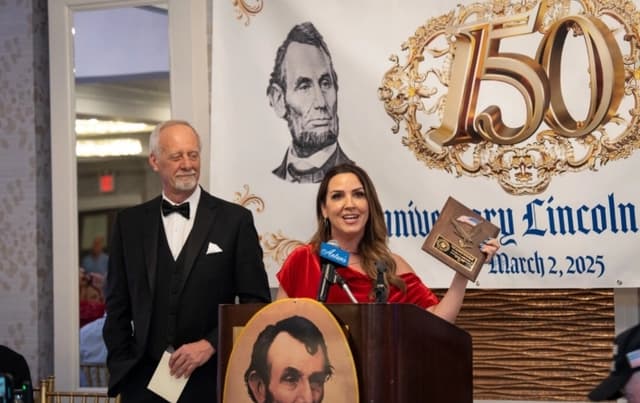 Trump nombra a la excolaboradora de Fox News, Sara Carter, como zar antidrogas
