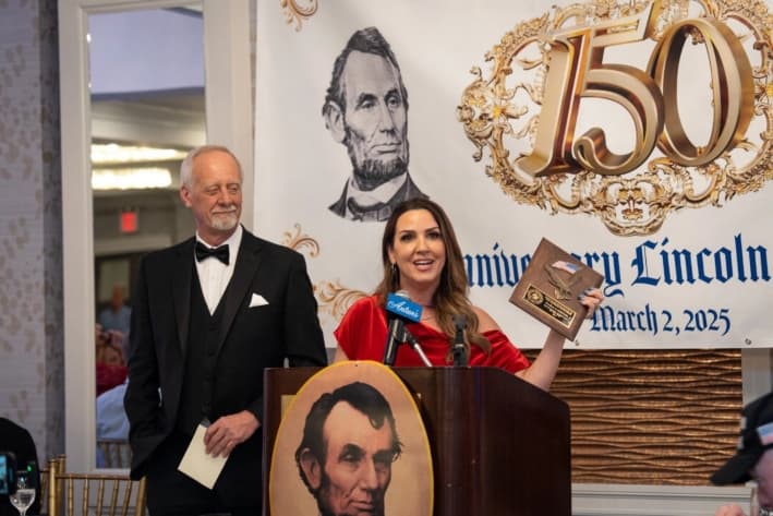 Sara Carter recibe el Premio a la Periodista de Investigación del Año en la Cena del 150.º Aniversario de Lincoln en el Queens Village Republican Club, en Nueva York, el 2 de marzo de 2025. (Samira Bouaou/The Epoch Times)