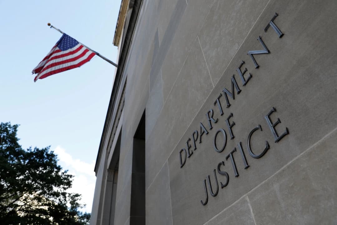 Carteles en la sede del Departamento de Justicia de los Estados Unidos en Washington, D.C., EE. UU., el 29 de agosto de 2020. (REUTERS/Andrew Kelly/Foto de archivo).