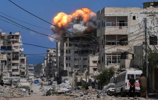 Un ataque aéreo israelí en la ciudad de Gaza, el 21 de julio de 2025. (Jehad Alshrafi/AP)