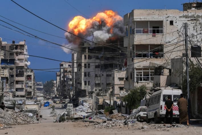 Un ataque aéreo israelí en la ciudad de Gaza, el 21 de julio de 2025. (Jehad Alshrafi/AP)