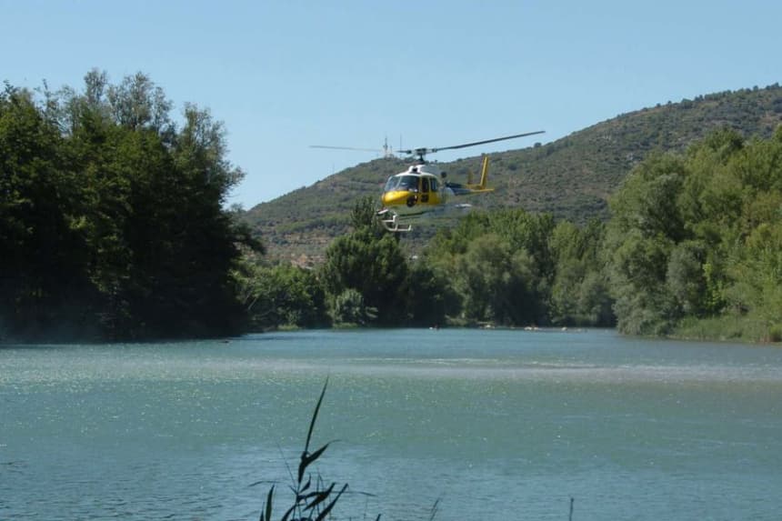 Un helicóptero sobrevuela el río Segre a la altura de Camarasa (Lleida, España) en 2007. EFE/Ana Girón