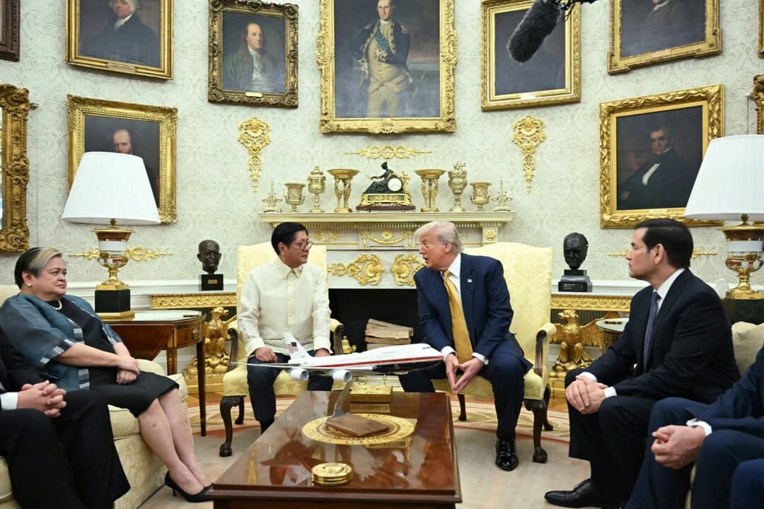 El presidente de EE. UU., Donald Trump, se reúne con el presidente filipino, Ferdinand Marcos Jr., en la Casa Blanca, en Washington, el 22 de julio de 2025. (Andrew Caballero-Reynolds/AFP a través de Getty Images)
