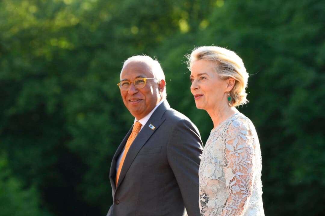 La presidenta de la Comisión Europea, Ursula Von der Leyen (derecha), y el presidente del Consejo Europeo, Antonio Costa, llegan a La Haya, el 24 de junio de 2025. (John Thys/AFP vía Getty Images).