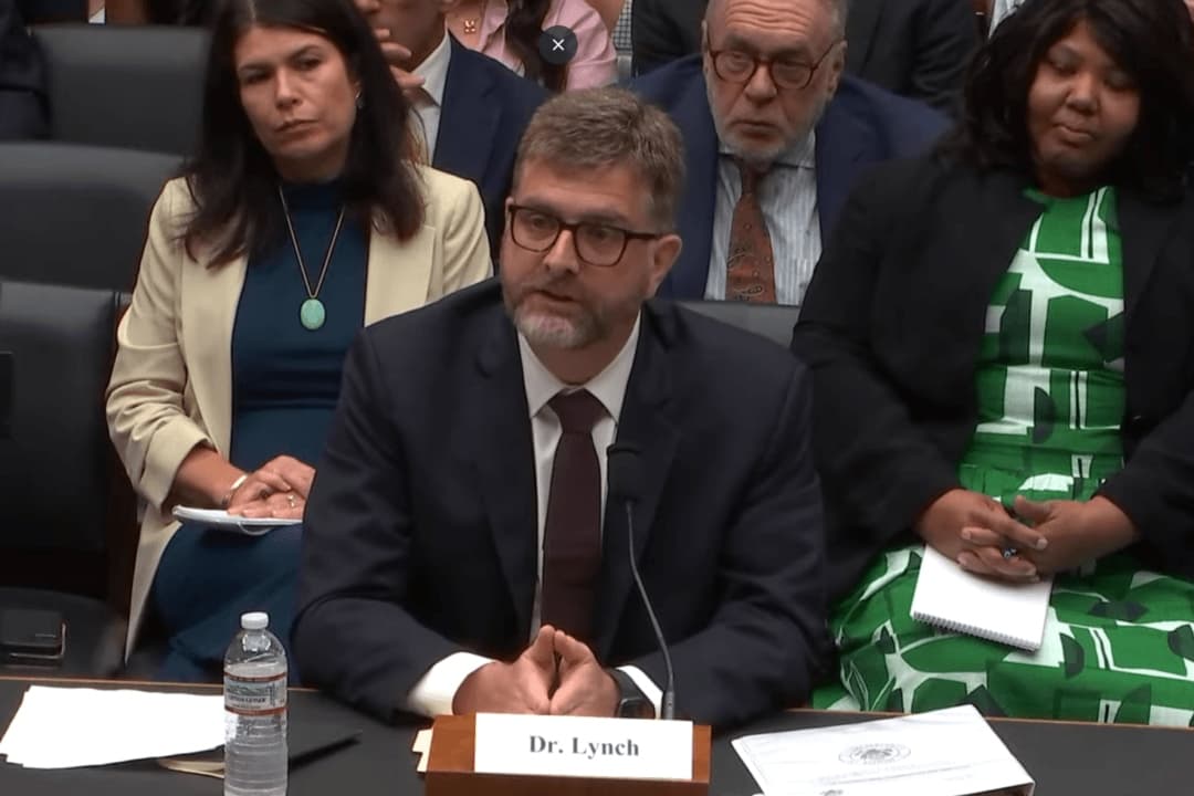 En esta imagen de un video, el Dr. Raymond Lynch, de la Administración de Recursos y Servicios de Salud, testifica en Washington el 22 de junio de 2025. (Comité de Energía y Comercio de la Cámara de Representantes a través de The Epoch Times)
