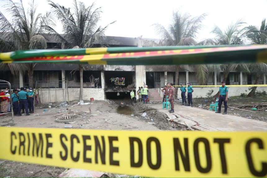 Imagen del campus del Milestone College, en Daca, Bangladés, el 22 de julio de 2025, donde se estrelló una aeronave de entrenamiento la víspera. EFE/EPA/Monirul Alam 