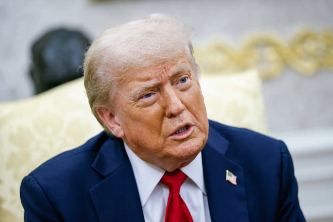 El presidente Donald Trump pronuncia un discurso en la Casa Blanca el 14 de julio de 2025. (Kevin Dietsch/Getty Images)