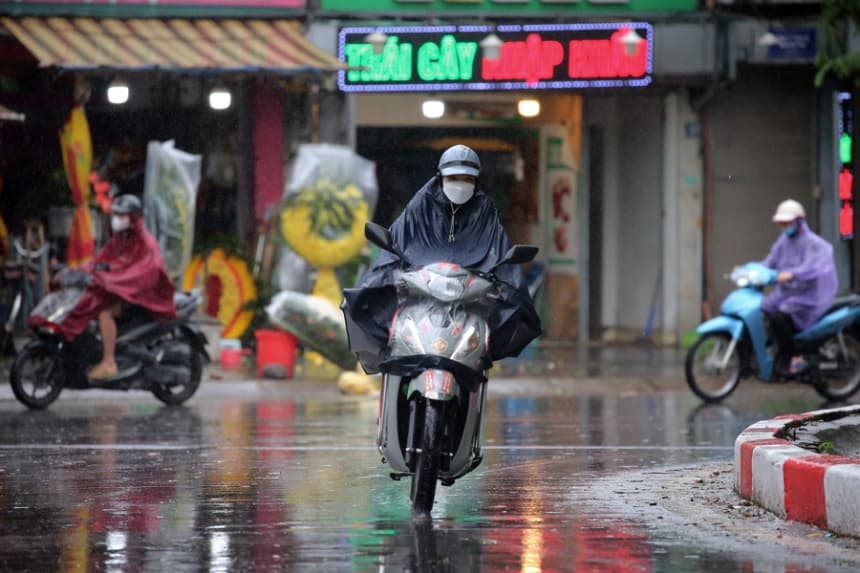 Personas en motocicletas bajo la lluvia en Hanói, Vietnam, el 22 de julio de 2025, cuando se pronostica que la tormenta Wipha provoque fuertes lluvias, especialmente en las provincias del norte y el centro del país. EFE/EPA/Luong Thai Linh 