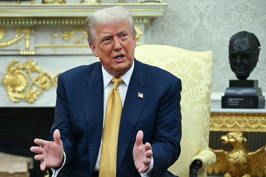 El presidente de EE. UU., Donald Trump, habla durante una reunión con el presidente filipino, Ferdinand Marcos Jr., en el Despacho Oval de la Casa Blanca en Washington D. C., el 22 de julio de 2025. (ANDREW CABALLERO-REYNOLDS/AFP a través de Getty Images)
