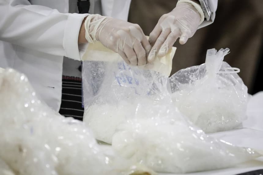 Autoridades mexicanas informaron el 22 de julio de 2025 de la detención del conductor de un tractocamión en la ciudad de La Paz, Baja California Sur, el cual contenía cajas de cartón con 1020 kilos de clorhidrato de metanfetamina que fueron decomisados. Fotografía de archivo. EFE/Mark R. Cristino