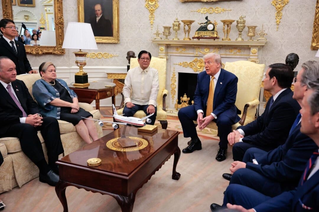 El presidente de Estados Unidos, Donald Trump, se reúne con el presidente filipino, Ferdinand Marcos Jr., en la Oficina Oval de la Casa Blanca el 22 de julio de 2025. (Chip Somodevilla/Getty Images)
