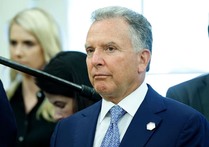 Steve Witkoff, enviado especial de Estados Unidos a Medio Oriente, asiste a una reunión entre el presidente estadounidense Donald Trump y el secretario general de la OTAN, Mark Rutte, en la Oficina Oval de la Casa Blanca, en Washington, el 14 de julio de 2025. (Kevin Dietsch/Getty Images)