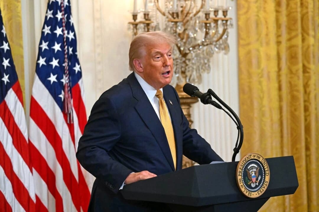 El presidente Donald Trump pronuncia unas palabras durante una recepción con miembros republicanos del Congreso en la Casa Blanca el 22 de julio de 2025. (Andrew Caballero-Reynolds/AFP a través de Getty Images)
