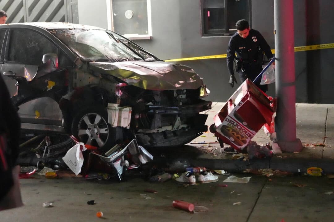Un vehículo se encuentra en la acera tras un incidente ocurrido en Los Ángeles el 19 de julio de 2025. (Damian Dovarganes/AP)