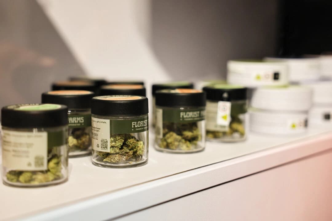 Productos de marihuana en un estante de una tienda de cannabis en la ciudad de Nueva York el 29 de diciembre de 2022. (Michael M. Santiago/Getty Images)
