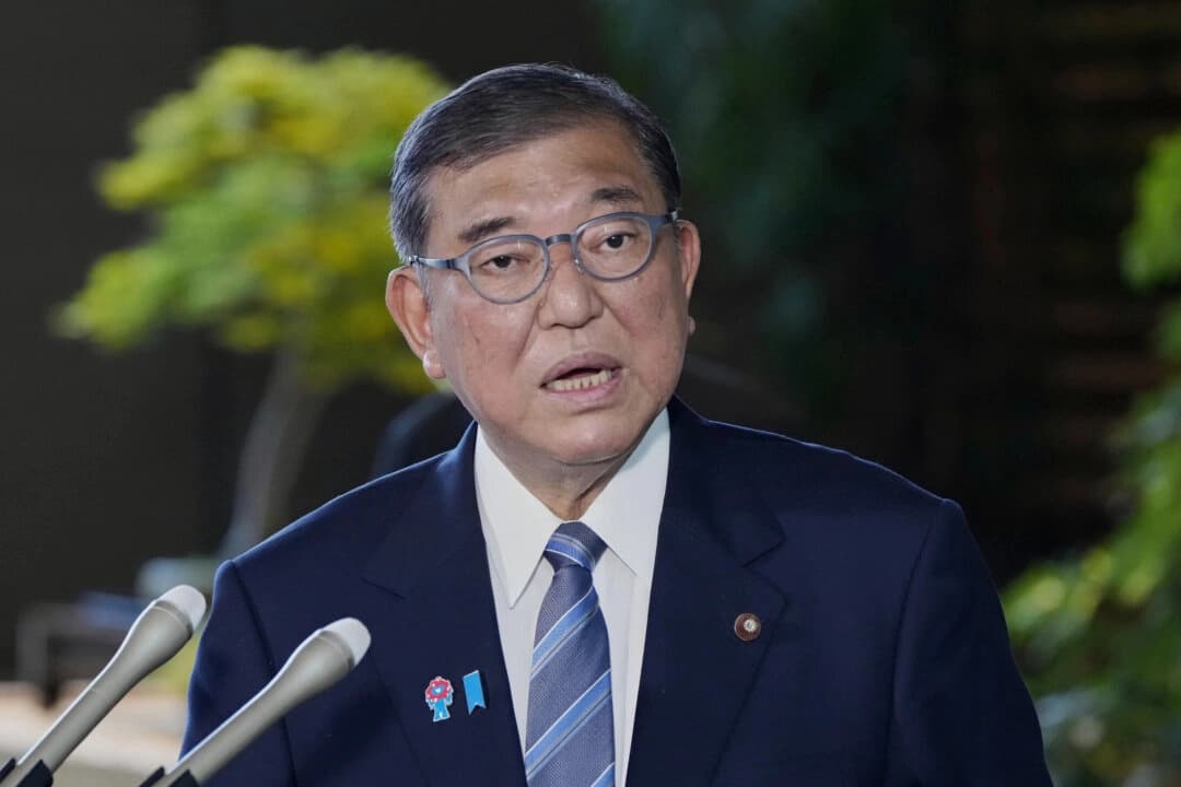 El primer ministro japonés, Shigeru Ishiba, habla con los medios de comunicación tras el anuncio del presidente estadounidense, Donald Trump, de un acuerdo comercial con Japón, en la oficina del primer ministro en Tokio, Japón, el 23 de julio de 2025. (Kyodo News vía AP)